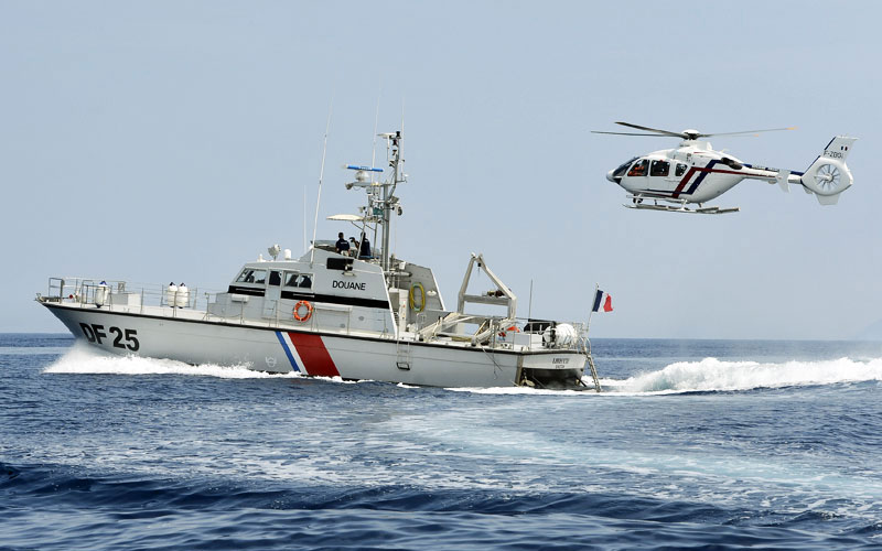 Hélicoptère et vedette de la Douane
